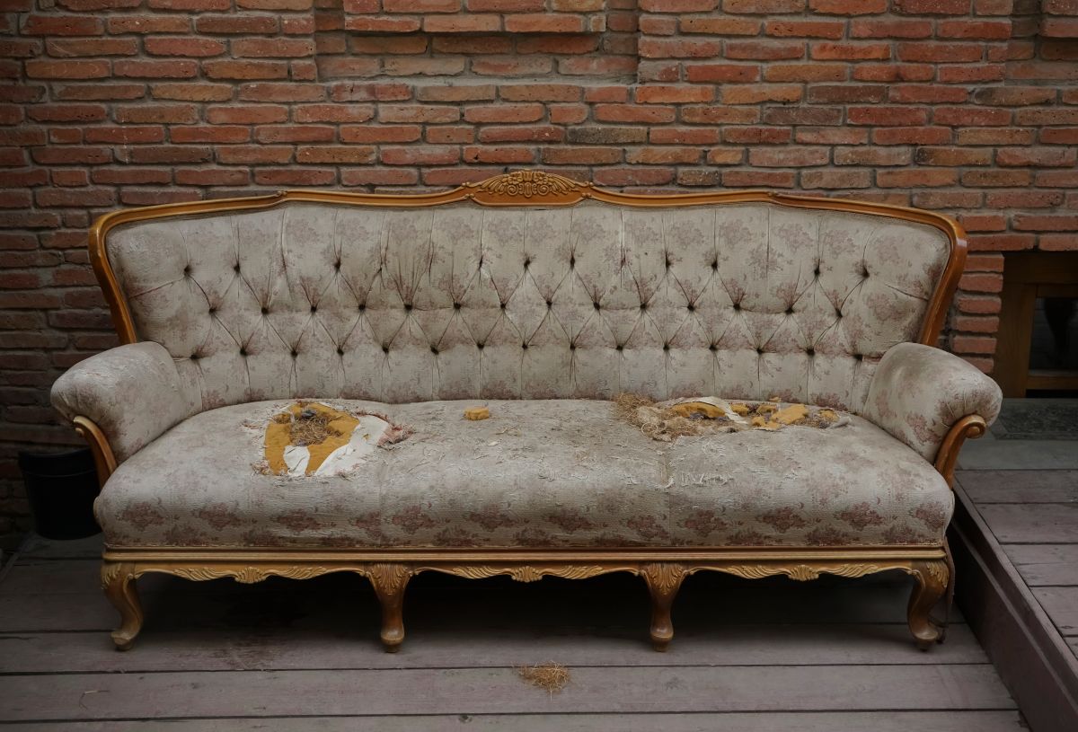 5 Easy Ways to Get Rid of Your Old Sofa